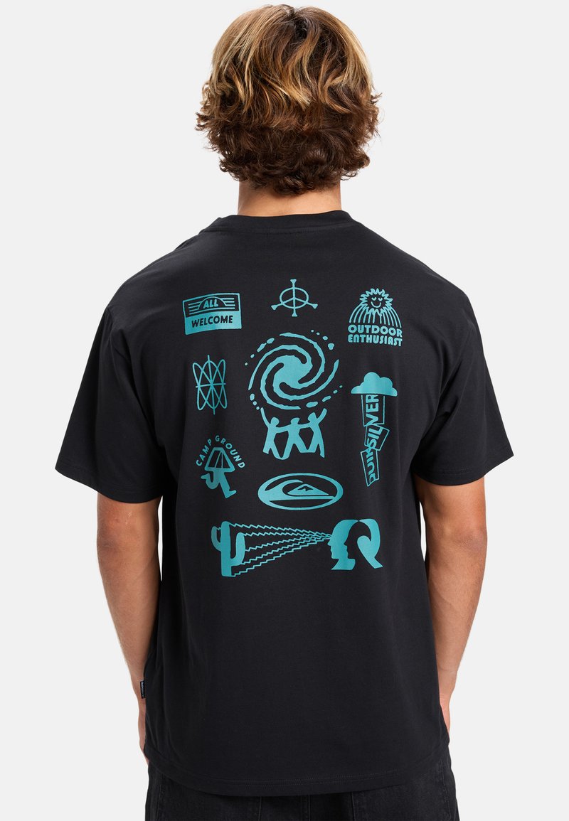 Camiseta de algodón negra con diseños gráficos turquesas, que incluyen símbolos y texto, en la parte posterior. Diseño de mangas cortas y cuello redondo.