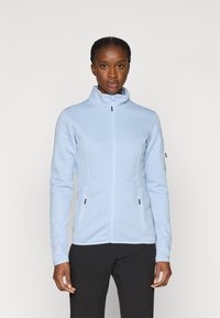 Ανοιχτό κυανό μπουφάν με φερμουάρ, κατασκευασμένο από υφασμάτινη υφή. Διαθέτει δύο πλαϊνές τσέπες με φερμουάρ και ψηλό γιακά. Σχεδιασμός με στενή εφαρμογή.