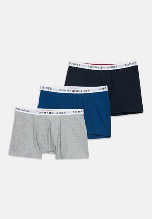 Trzy pary bokserów Tommy Hilfiger w kolorach szarym, niebieskim i czarnym z białymi elastycznymi pasami w talii z nazwą i logo marki.