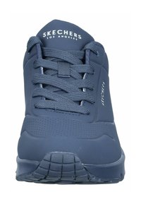 Baskets lacées Skechers bleu marine avec semelle texturée, zone de orteils perforée et logo sur la languette et sur le côté.