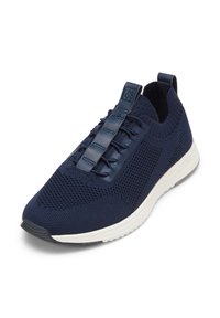 Granatowe, dziane sneakersy z teksturowaną cholewką, gumową podeszwą i formowanymi akcentami na sznurówki. Pętelka z tyłu dla łatwego zakładania.