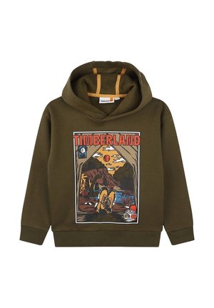 Olivengrøn hættetrøje med et motiv af støvler ved en flod ved solnedgang, bjerge og teksten "TIMBERLAND" over scenen.