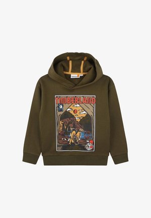 Sweat à capuche vert olive avec un motif de bottes au bord d'une rivière au coucher du soleil, montagnes, et le texte "TIMBERLAND" au-dessus de la scène.