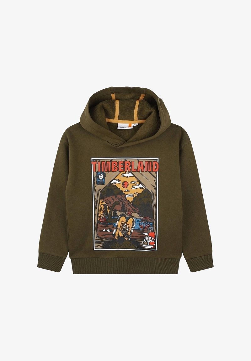 Sweat à capuche vert olive avec un motif de bottes au bord d'une rivière au coucher du soleil, montagnes, et le texte "TIMBERLAND" au-dessus de la scène.