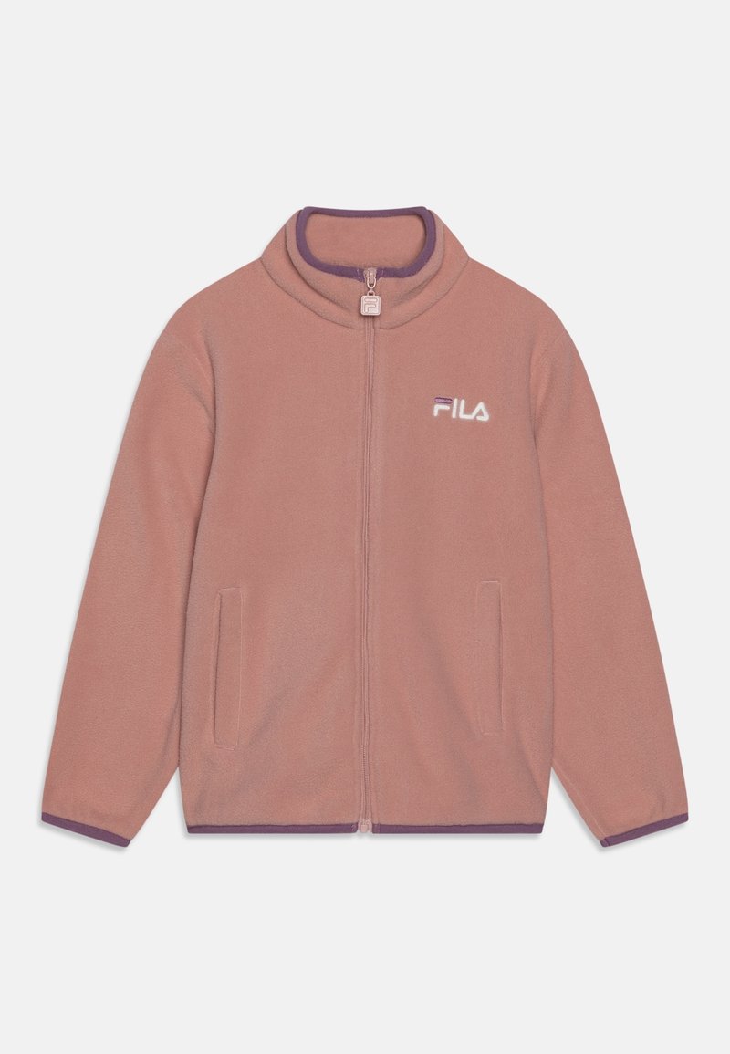 Veste en polaire de couleur rose doux avec un col haut, une fermeture éclair à l'avant, des poches latérales et des accents violet foncé au niveau du col et des poignets. Logo Fila sur la poitrine.