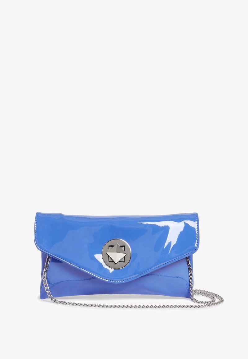 Clutch in pelle verniciata blu con un accento hardware triangolare in argento, design a busta e tracolla. Texture liscia con finitura lucida.