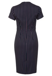 Marine jurk met korte mouwen, een getailleerde corsage en een rok tot op de knie met roze verticale strepen en zijzakken.