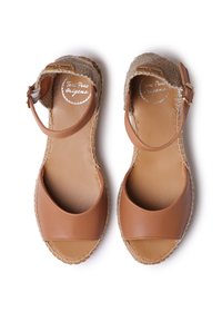 Bruna läderespadrillos med en bred rem och ankelspricka; naturlig jute-detaljering längs sulan; texturerad fotbädd för komfort.