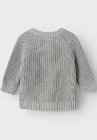Maglione grigio lavorato a maglia con un motivo testurizzato, scollo rotondo e polsini e orlo a costine. Presenta maniche raglan per una vestibilità comoda.