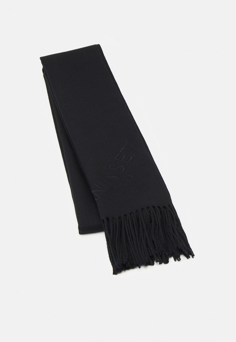 Écharpe noire tissée avec extrémités frangées torsadées, pliée et embossée avec un texte de marque subtil sur un fond blanc uni.