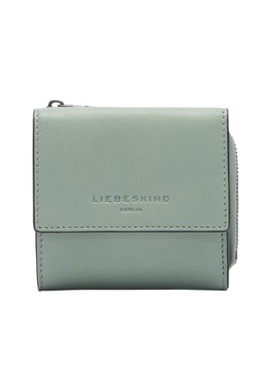 Portafoglio in pelle verde menta con una texture liscia, design pieghevole e logo impresso. Presenta un scomparto con zip e cuciture a contrasto.