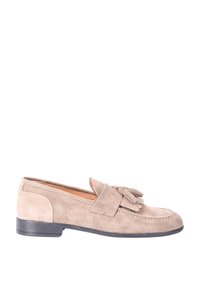 Mocassino in suede beige con punta arrotondata, accentui decorativi con frange e cuciture sottili; presenta un tacco in gomma nero basso.