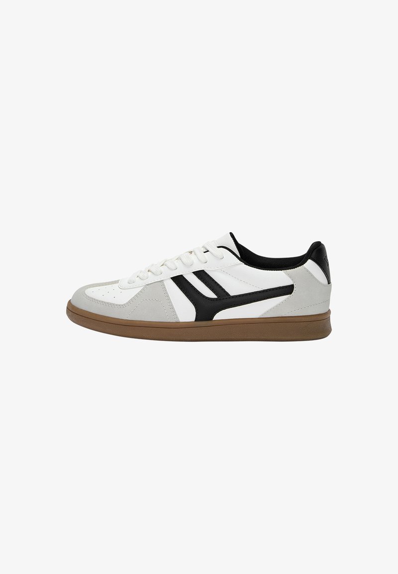 Sneakers z białą skórzaną cholewką, czarnymi syntetycznymi akcentami i szarymi zamszowymi detalami; posiadają brązową gumową podeszwę i sznurowanie.