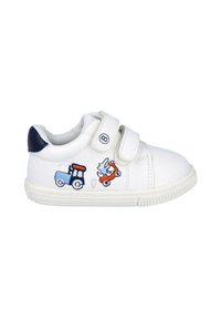 Zapatilla velcro blanca con diseños de vehículos bordados en azul y naranja, suela de goma, punta redonda y acentos texturizados en el talón.