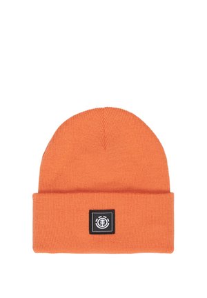 Oranje gebreide muts met opgevouwen boord en een zwarte vierkante logopatch met een cirkelvormig boom symbool aan de voorkant.