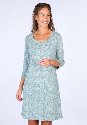 Helles blaues Kleid mit 3/4-Ärmeln, Rundhalsausschnitt und Blumenmuster. Aus weichem Stoff gefertigt, hat es eine lockere Passform und ein knielanges Design.