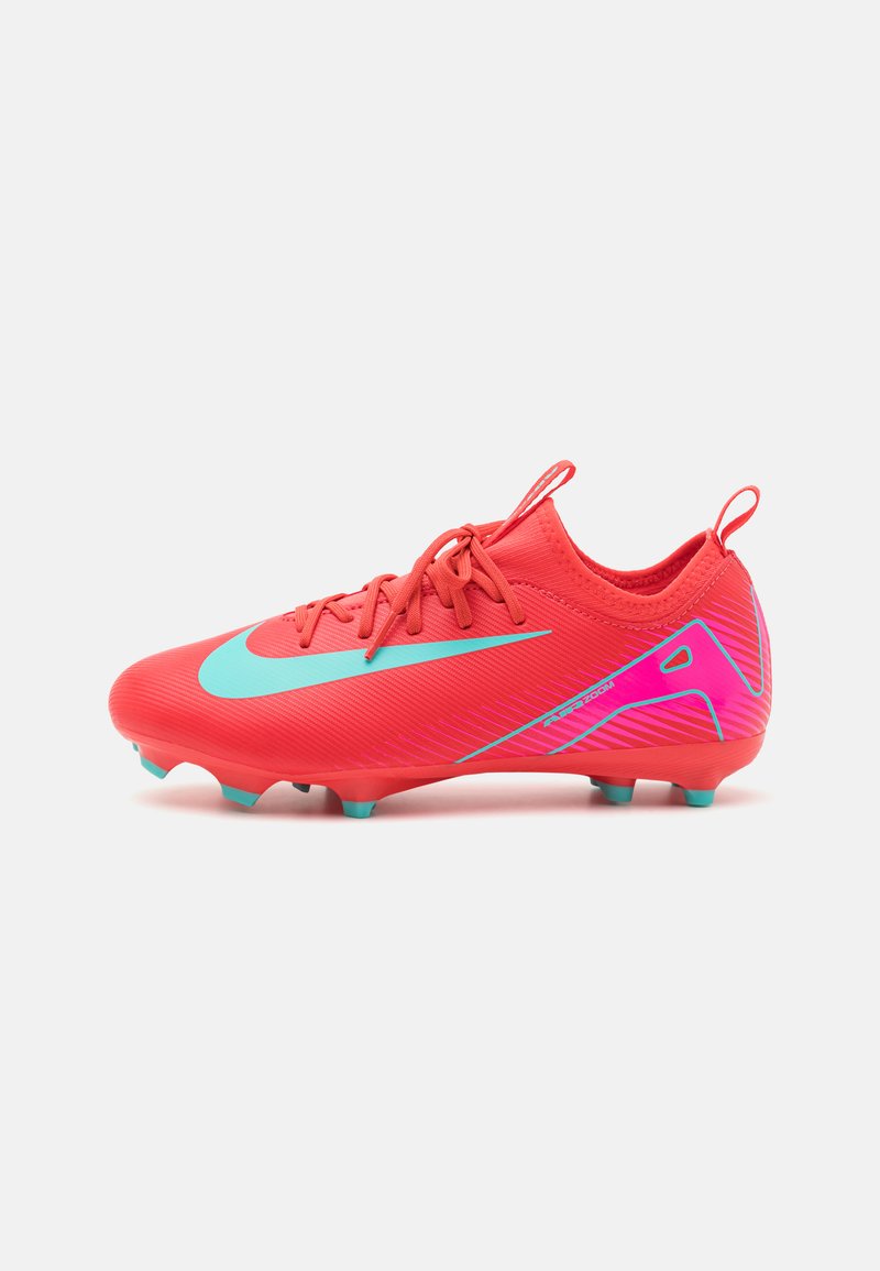 Talon de football rouge vif avec des accents bleu clair, empeigne synthétique texturée, design à lacets et une forme épurée avec une languette au talon.