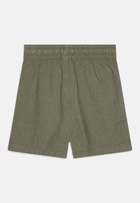 Shorts en coton verts avec une taille élastique, texture légère et design simple. Comprend des coutures latérales et pas de poches supplémentaires.