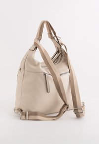 Beige nahkakäsilaukku, jossa on rento muotoilu, säädettävä kangasolka, etupuolella vetoketjullinen tasku ja kiiltävät metallikoristeet. Pehmeä tuntuma.