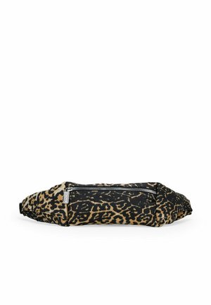Riñonera de pelaje de leopardo en tejido marrón y negro, con cierre de cremallera, forma redondeada y textura suave. Ideal para uso casual.