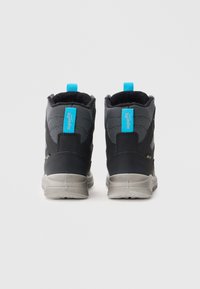 Czarno-szare buty typu high-top z teksturowaną siateczką, turkusowymi akcentami oraz wzmocnionym piętą, z gumową podeszwą dla lepszej przyczepności.