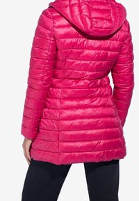Chaqueta inflable rosa con un diseño acolchado, capucha y mangas largas. La tela es brillante y suave, con una silueta ajustada y un dobladillo curvado.