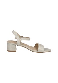Sandalia metálica plateada con un tacón bajo, punta abierta y una correa ajustable en el tobillo. Textura suave y diseño minimalista.