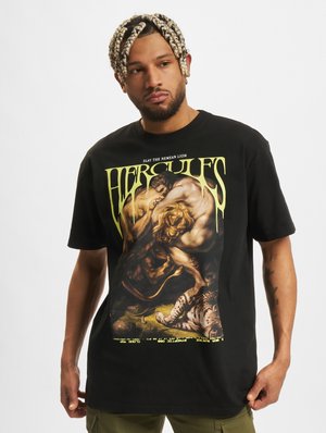 Sort bomulds t-shirt med et farverigt grafisk tryk af Hercules og en løve, med fed gul tekst ovenfor illustration. Korte ærmer, afslappet pasform.