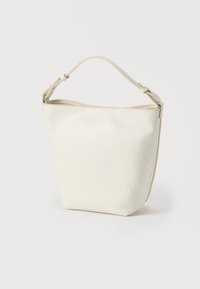 Λευκή τσάντα ώμου με γεωμετρικό μοτίβο, κατασκευασμένη από υλικό με υφή. Διαθέτει ένα ρυθμιζόμενο λουράκι και κλείσιμο με φερμουάρ στην κορυφή.