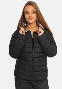 Doudoune noire avec motif matelassé en zigzag, doublure à imprimé léopard dans la capuche, fermeture éclair et poches latérales.