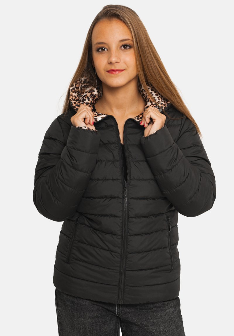 Doudoune noire avec motif matelassé en zigzag, doublure à imprimé léopard dans la capuche, fermeture éclair et poches latérales.