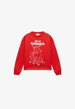 Sudadera roja de manga larga, con puños acanalados y cuello redondo. Presenta un gráfico de un unicornio blanco y el texto "LA VIDA ES MARAVILLOSA" acompañado de estrellas.