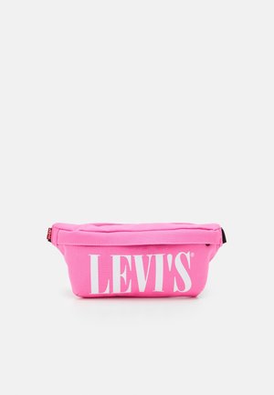 Helle pinkfarbene Stoff-Gürteltasche mit weißem "LEVI'S"-Logo und einem Reißverschluss-Hauptfach vor weißem Hintergrund.
