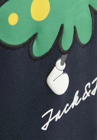 Námorná tkanina s zeleným karikatúrnym oblakom so žltými bodkami, bielym detailom pripomínajúcim zips a stylizovaným textom "Jack &".