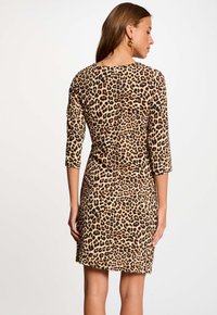 Leoprint-Kleid aus weichem Stoff, mit 3/4-Ärmeln und figurnaher Form, gerundetem Ausschnitt und knielangem Saum.