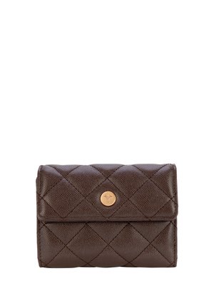 Portefeuille en cuir marron avec coutures en diamant et fermeture à bouton rond doré sur fond blanc.