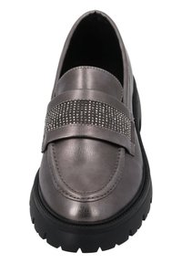 Mocasines metálico gris con punta redondeada, suela negra plana y una banda superior adornada con pequeños acentos plateados. Acabado de cuero suave.