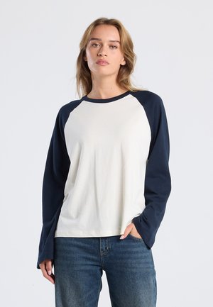 Langarm t-shirt met een crème lichaam en marineblauwe mouwen, gemaakt van katoen, met een ronde halslijn en een ontspannen pasvorm. Eenvoudig ontwerp.