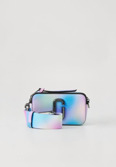Petit sac bandoulière rectangulaire avec un dégradé pastel en arc-en-ciel, logo en métal noir et large bandoulière amovible dans des couleurs assorties.