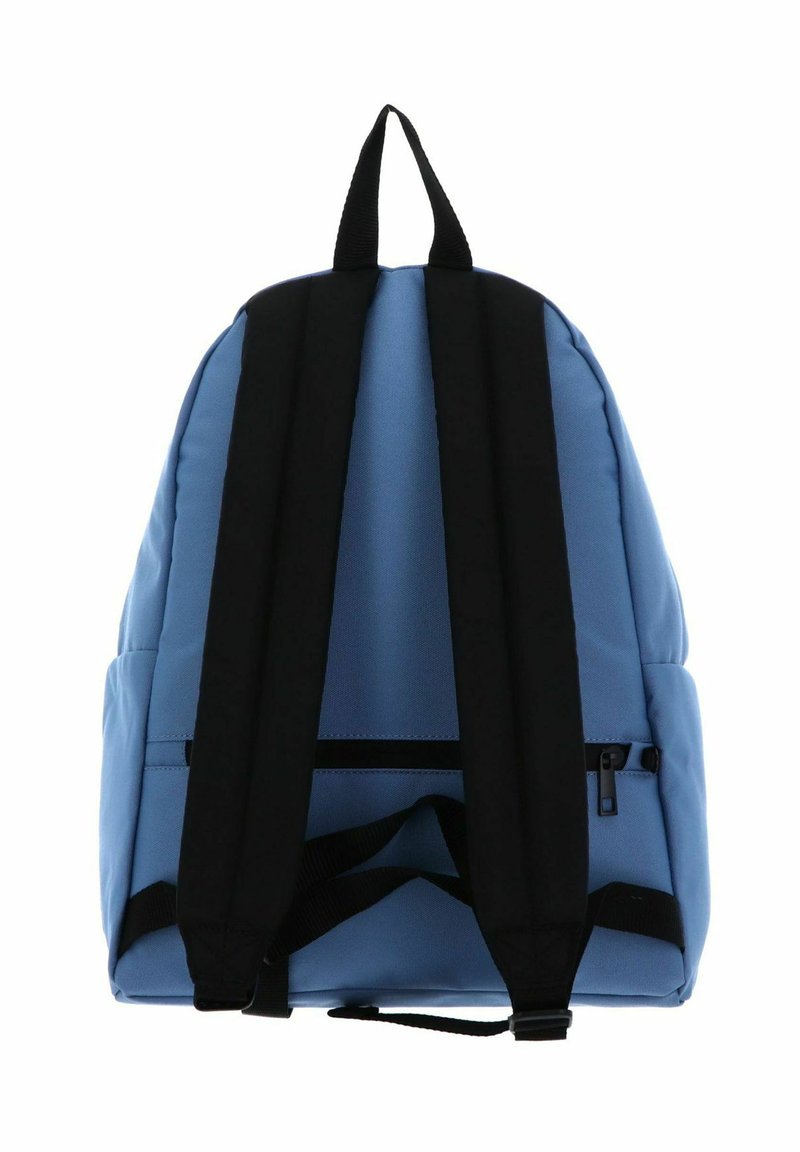 Blauer Rucksack mit gepolsterten schwarzen Schultergurten, oberem Griff und Reißverschlusstasche auf der Rückseite vor weißem Hintergrund.