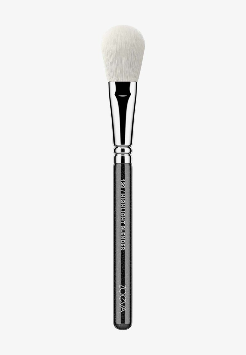 Blød makeuppensel med hvid spids og sort håndtag mærket "132 Highlight Blender" og "Zoeva" med sølvbogstaver.