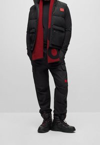 HUGO Langarmshirt - black