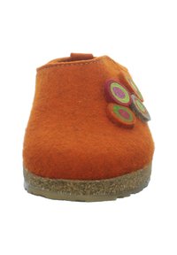 Ciabatta in felt arancione con suola in sughero e decorazioni circolari in feltro multicolore ai lati, vista dall'anteriore.