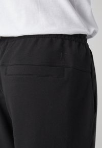 Calvin Klein Jeans TECHNICAL BADGE PANT - Joggebukse - black
