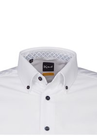 Camicia bianca con colletto a punta, bottoni blu navy e interno del collo a motivo azzurro chiaro. Il materiale sembra liscio e tessuto. Etichetta della taglia: 38.