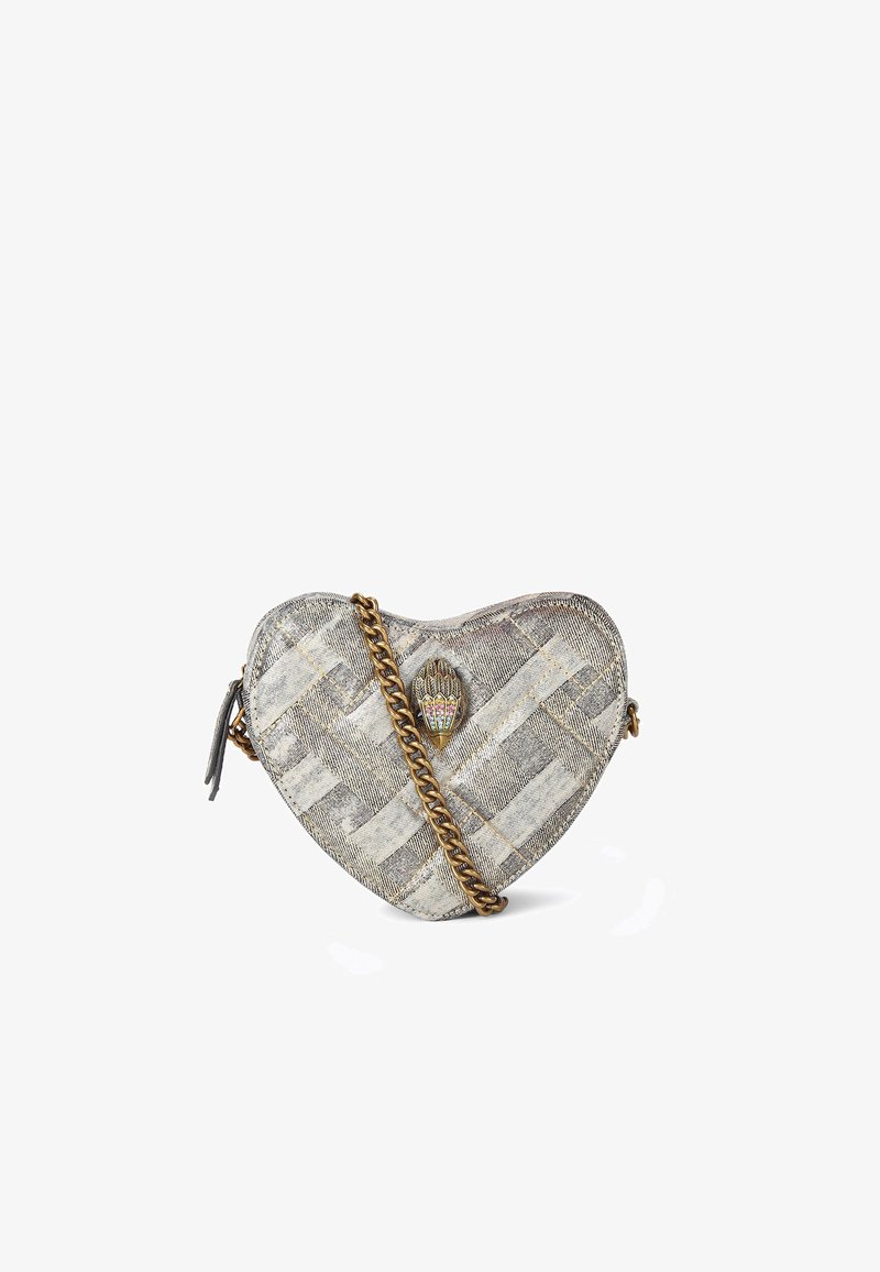 Torebka w kształcie serca wykonana z plecionego srebrnego materiału z teksturowanym wzorem w kratkę, złota łańcuszkowa rączka oraz ozdobne zapięcie z kolorowymi kamieniami.