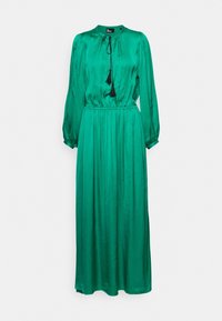 Lång grön satin klänning med rund halsringning, långa ärmar, dragsko i midjan och svart tofsdekor vid halsen. Slät textur.