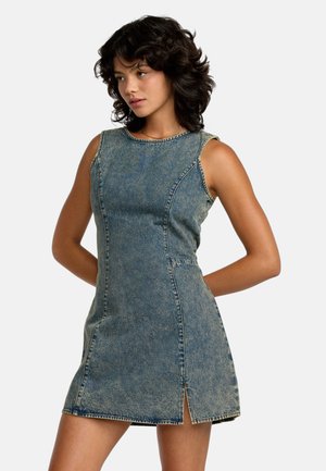 Denim jurk met mouwloos ontwerp, vervaagde blauwe kleur, zijopeningen en contrasterende stiksels. Glad textuur met een aansluitende silhouet.