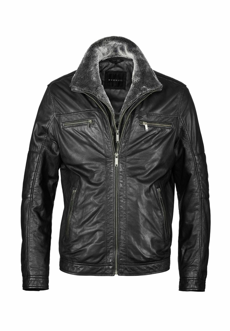 Chaqueta de cuero negra con un suave collar de piel sintética gris, cierre con cremallera en la parte delantera y múltiples bolsillos con cremallera en el pecho y los lados.