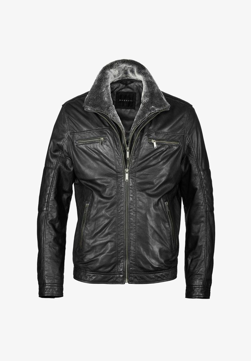 Zwarte leren jas met een zachte grijze nepbont kraag, ritssluiting aan de voorkant en meerdere ritstasjes op de borst en zijkanten.